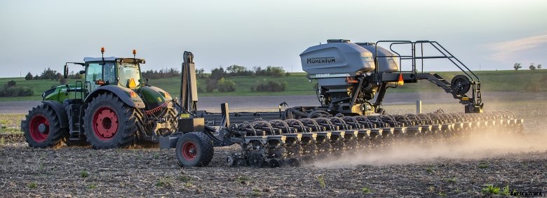 Fendt Momentum planter in field